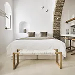 Nyaraló Grystal Properites