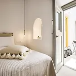 Nyaraló Grystal Properites