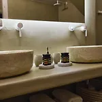 Nyaraló Grystal Properites *